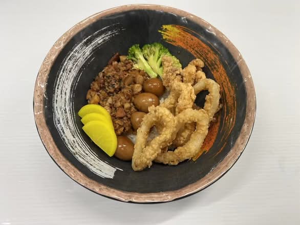 Minced Pork Rice With Crispy Squid 脆皮魷魚卤肉饭配卤蛋